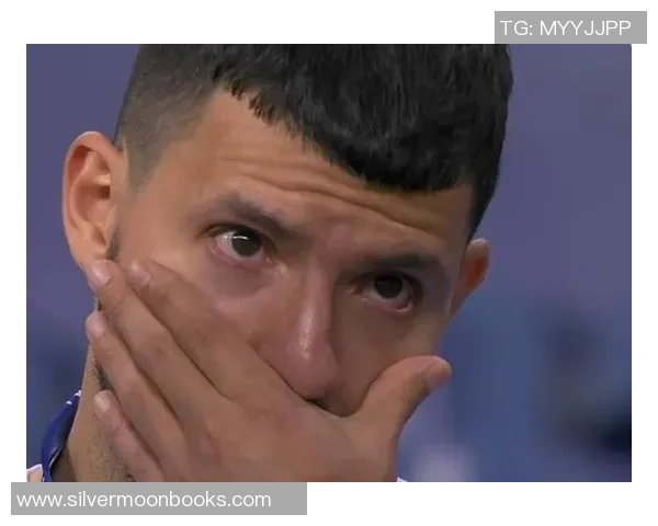 足球明星在赛场上泪流满面瞬间展现情感与坚持的真实写照 足球明星在赛场上泪流满面瞬间展现情感与坚持的真实写照