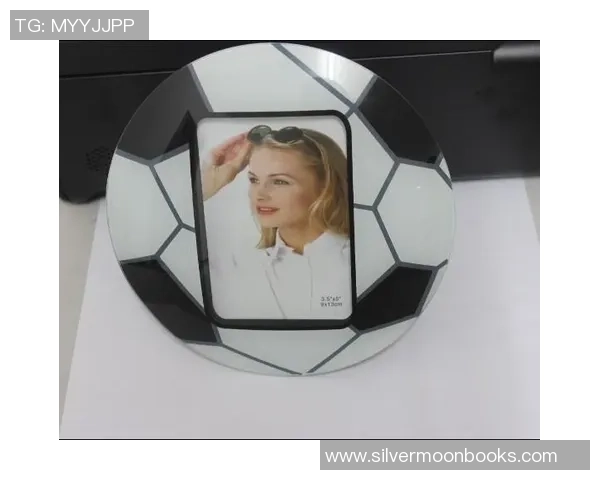 足球明星水晶相框图的魅力与收藏价值探讨 足球明星水晶相框图的魅力与收藏价值探讨